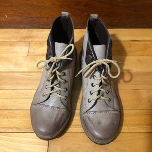 NEVER WORN V-Italia 1041 Kiki Boots size 40 (US 9) need a 10- my loss your gain!